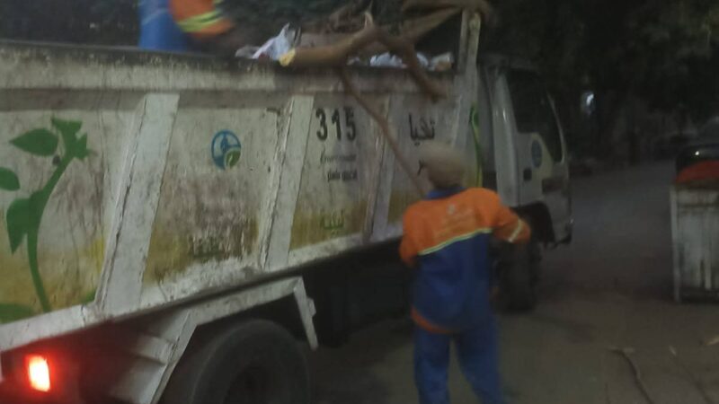 رئيس حى مصر الجديدة يتابع اعمال رفع كفاءة النظافة ورفع المخلفات من شوارع الحي