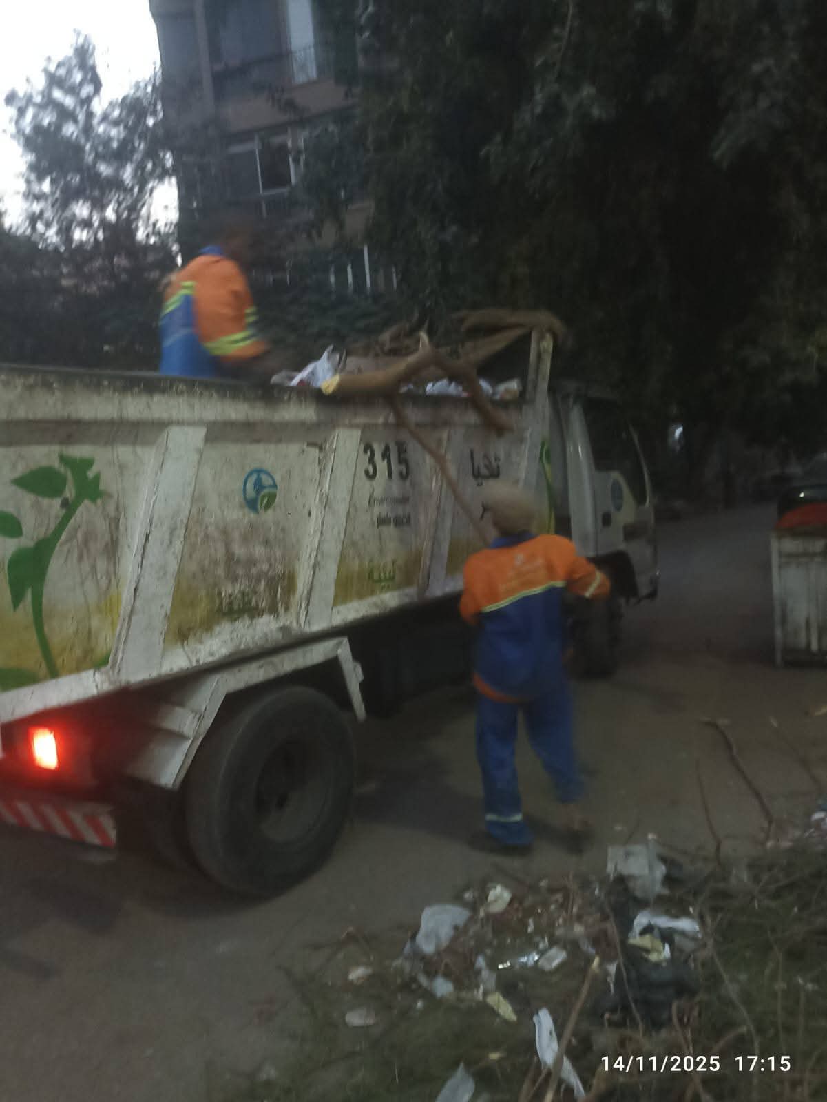 رئيس حى مصر الجديدة يتابع اعمال رفع كفاءة النظافة ورفع المخلفات من شوارع الحي