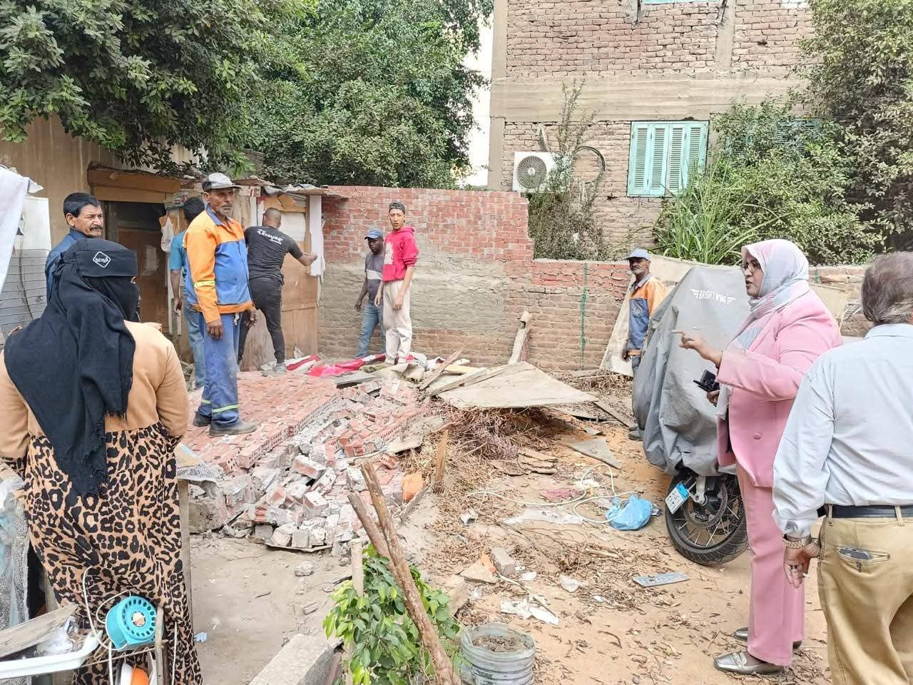 نائب محافظ القاهرة للمنطقة الشرقية تتابع أعمال تنفيذ إزالة بناء مخالف بعزبة العرب