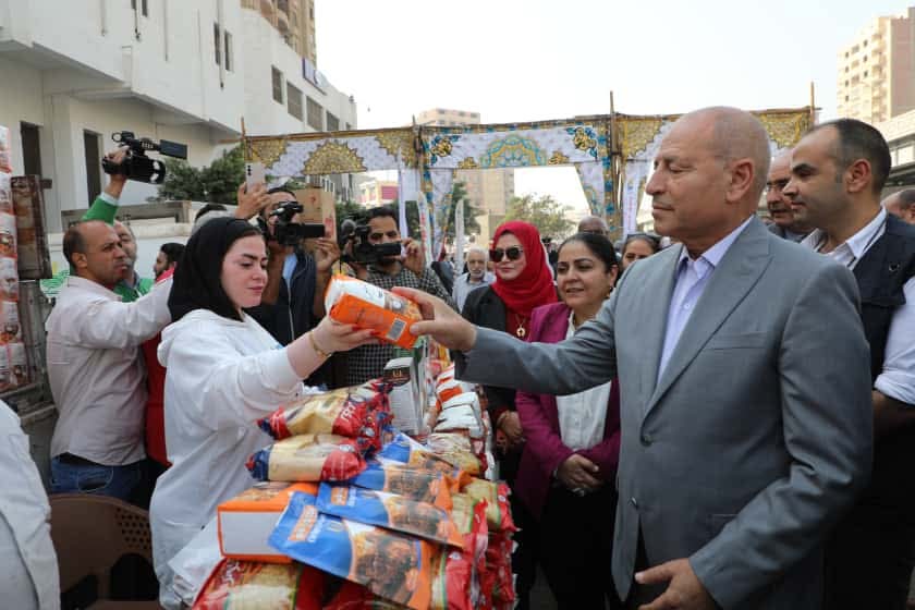 محافظ القاهرة يتفقد سوق اليوم الواحد بحي عين شمس