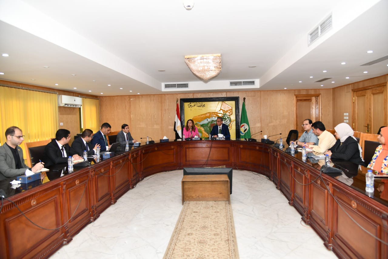 محافظ الفيوم ونائب وزير الاتصالات يناقشان خطط التعاون المشترك في تنفيذ  التطوير المؤسسي الرقمي للمحافظة واستراتيجية تحويل المحافظة إلى رقمية