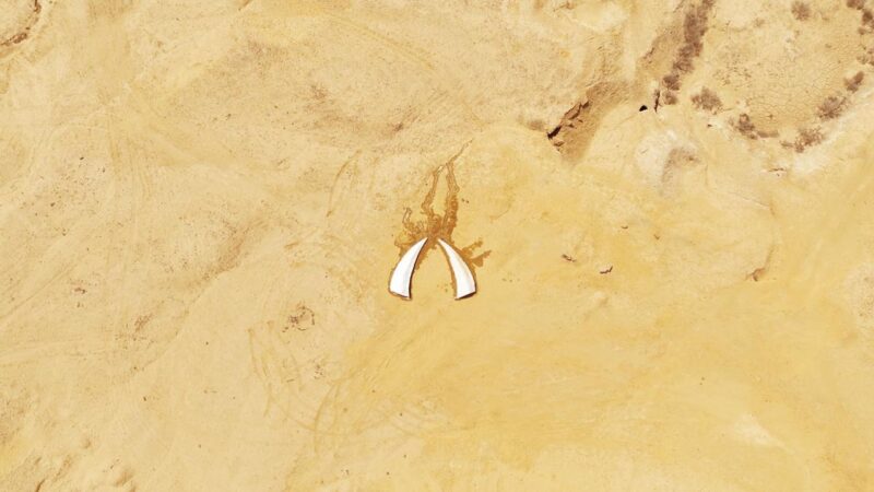 فنانة سيبيرية شابة تبتكر منحوتة جليدية ضخمة في صحراء مصر لتسليط الضوء على أزمة المناخ