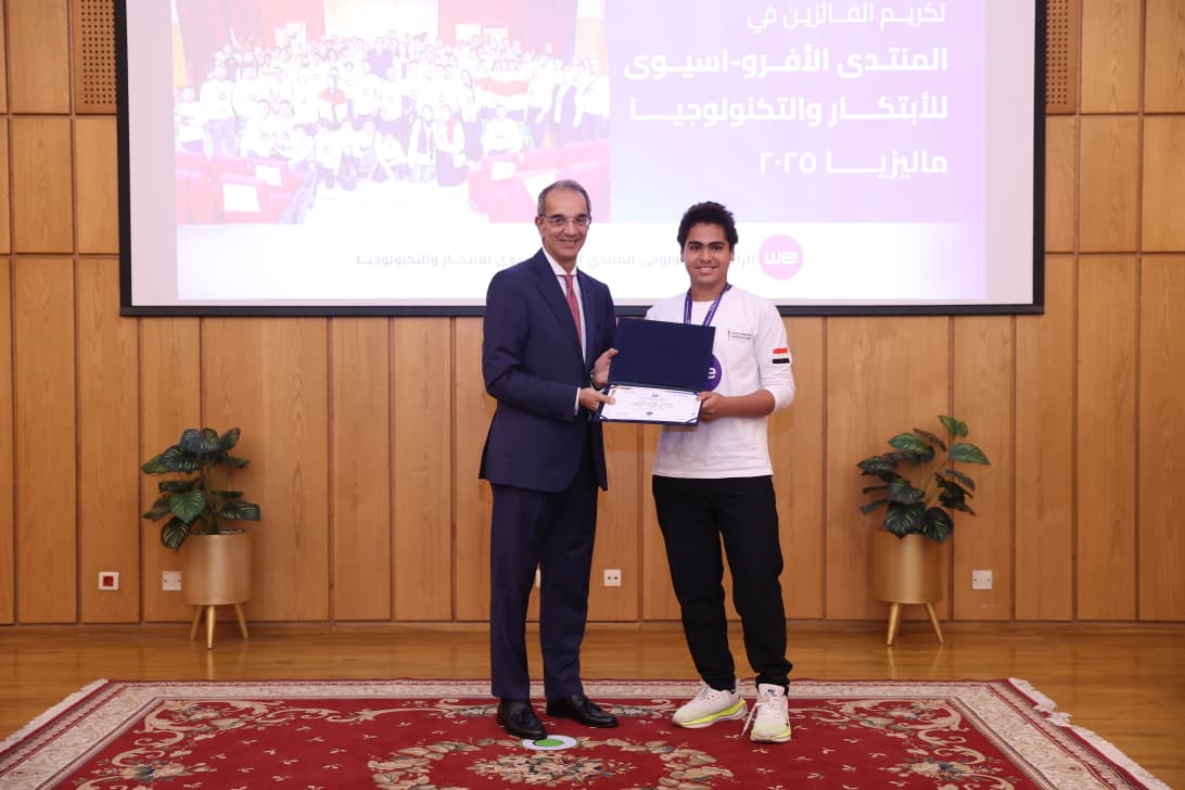 وزير الاتصالات يكرم الفرق المصرية المشاركة فى المنتدى الأفرواسيوى للابتكار والتكنولوجيا بماليزيا