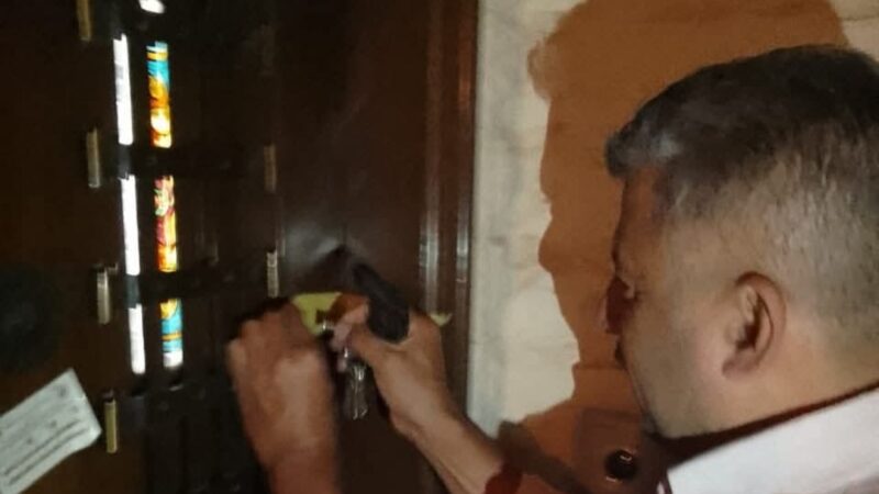 رئيس حى مصر الجديدة يتابع غلق وتشميع لمخالف العمل دون ترخيص