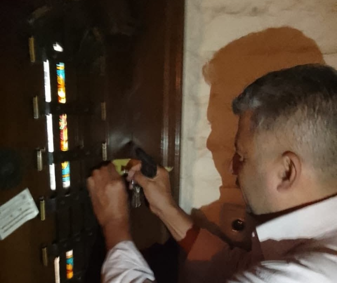 رئيس حى مصر الجديدة يتابع غلق وتشميع لمخالف العمل دون ترخيص