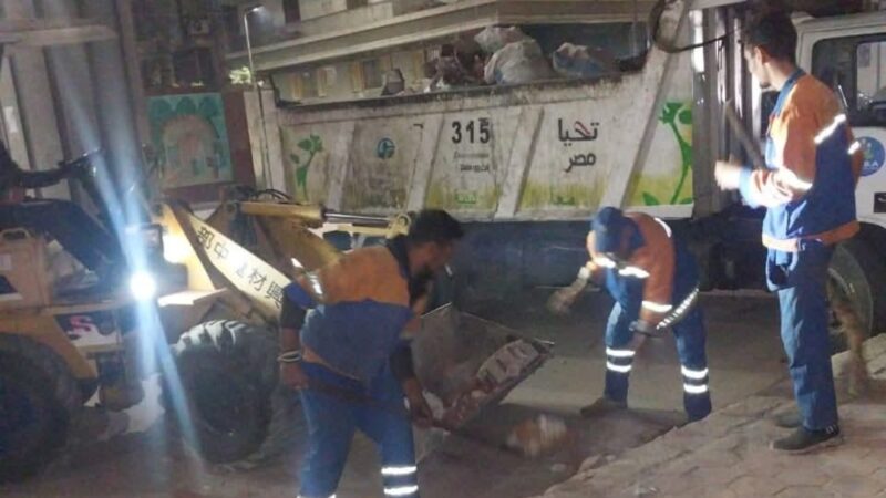 رئيس حى مصر الجديدة يتابع اعمال رفع كفاءة النظافة ورفع المخلفات بشوارع الحي