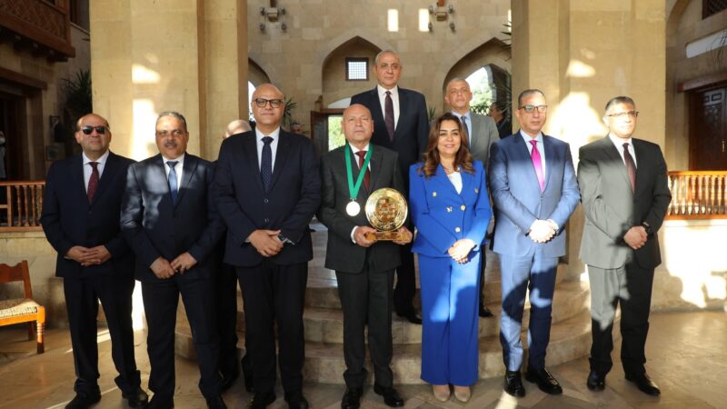 محافظ القاهرة يفوز بجائزة التميز الحكومي العربي