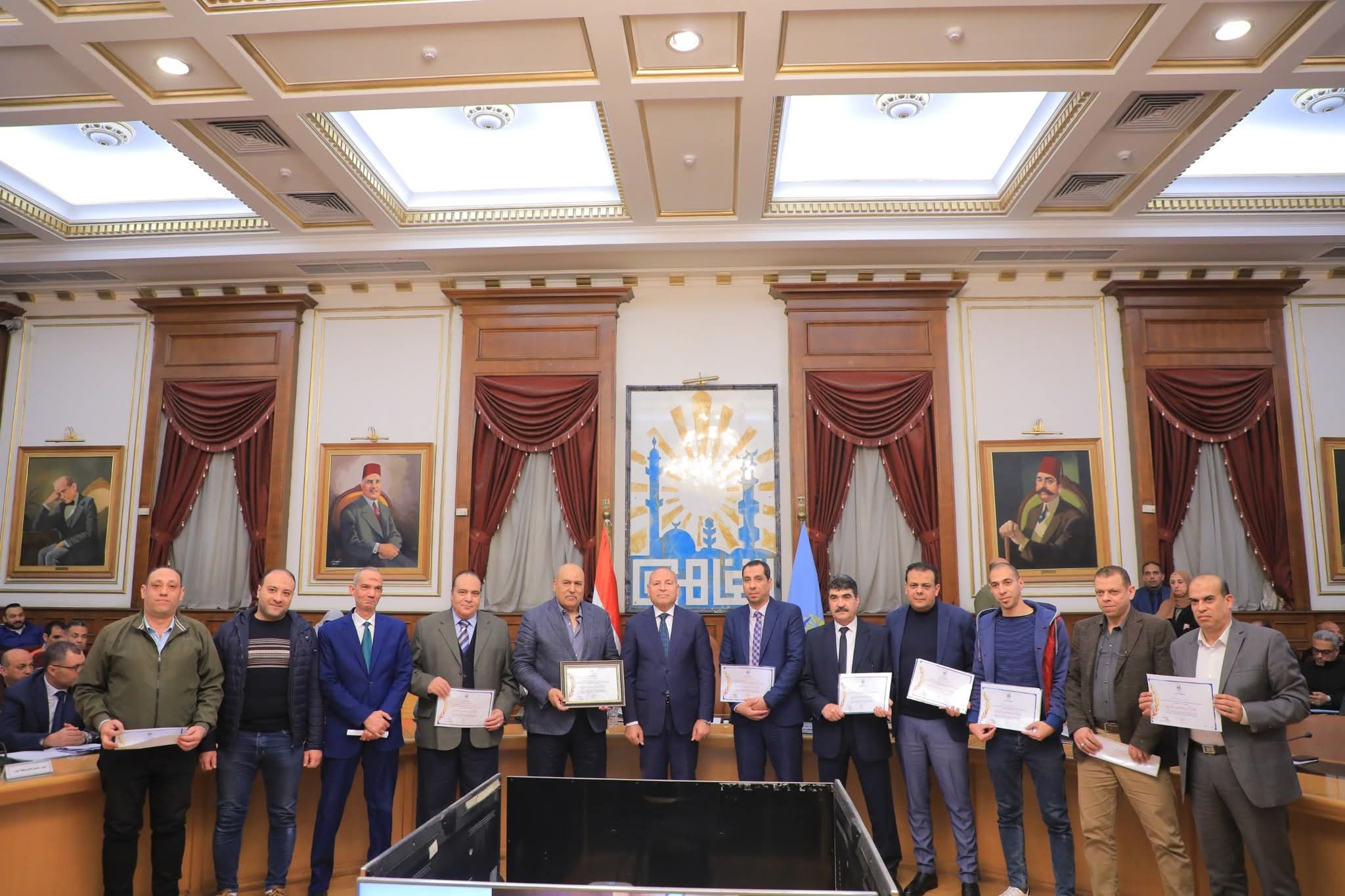 محافظ القاهرة يكرم عدد من القيادات والعاملين بالمحافظة