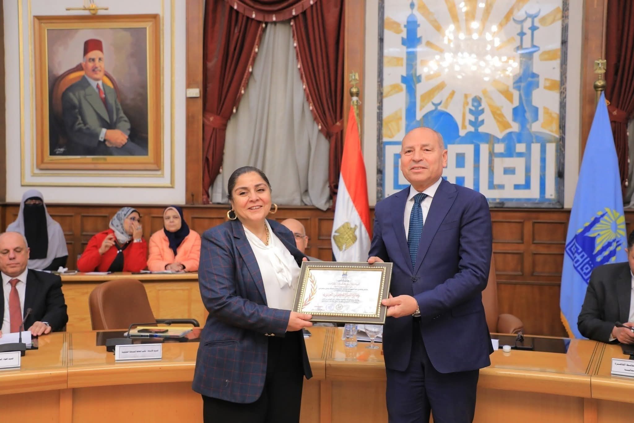 محافظ القاهرة يكرم المهندسة مني البطراوي نائبة المحافظ للمنطقة الشرقية