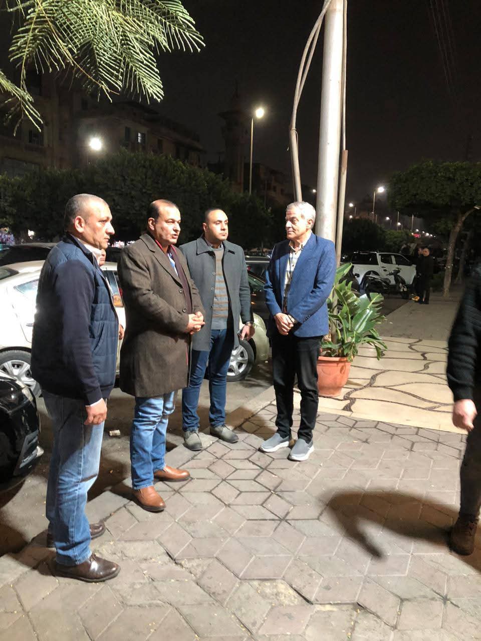 رئيس حى مصر الجديدة يتابع غلق وتشميع كافيهات بميدان الاسماعيليه لمخالفة التراخيص