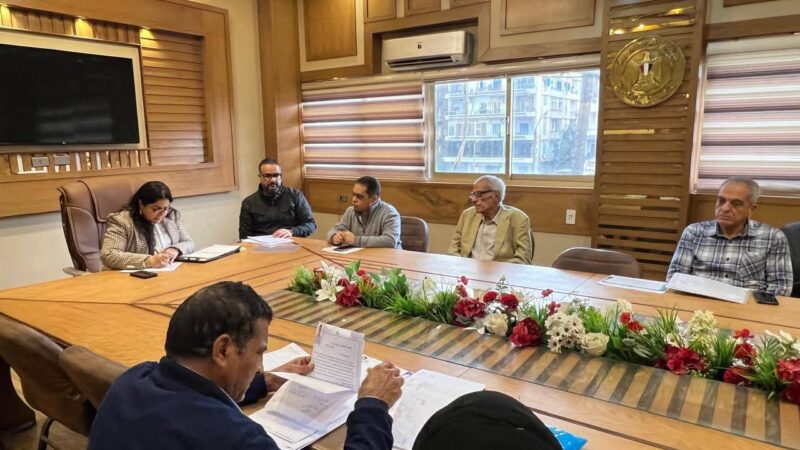 نائب محافظ القاهرة للمنطقة الشرقية تناقش مع المواطنين مشكلاتهم