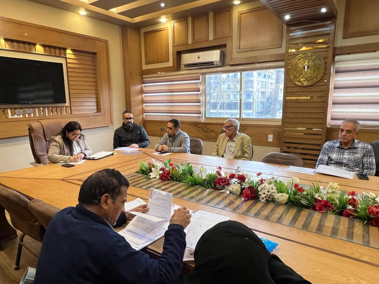 نائب محافظ القاهرة للمنطقة الشرقية تناقش مع المواطنين مشكلاتهم