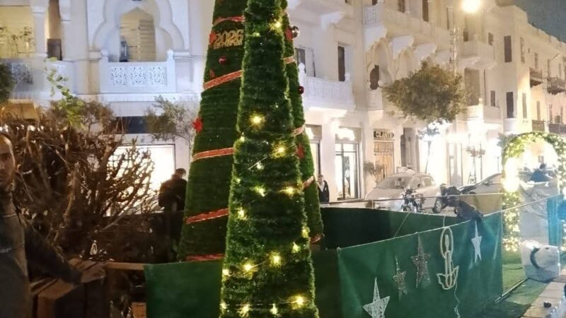 رئيس حى مصر الجديدة يتابع تزين شجرة الكريسماس بمنطقة الكوربه