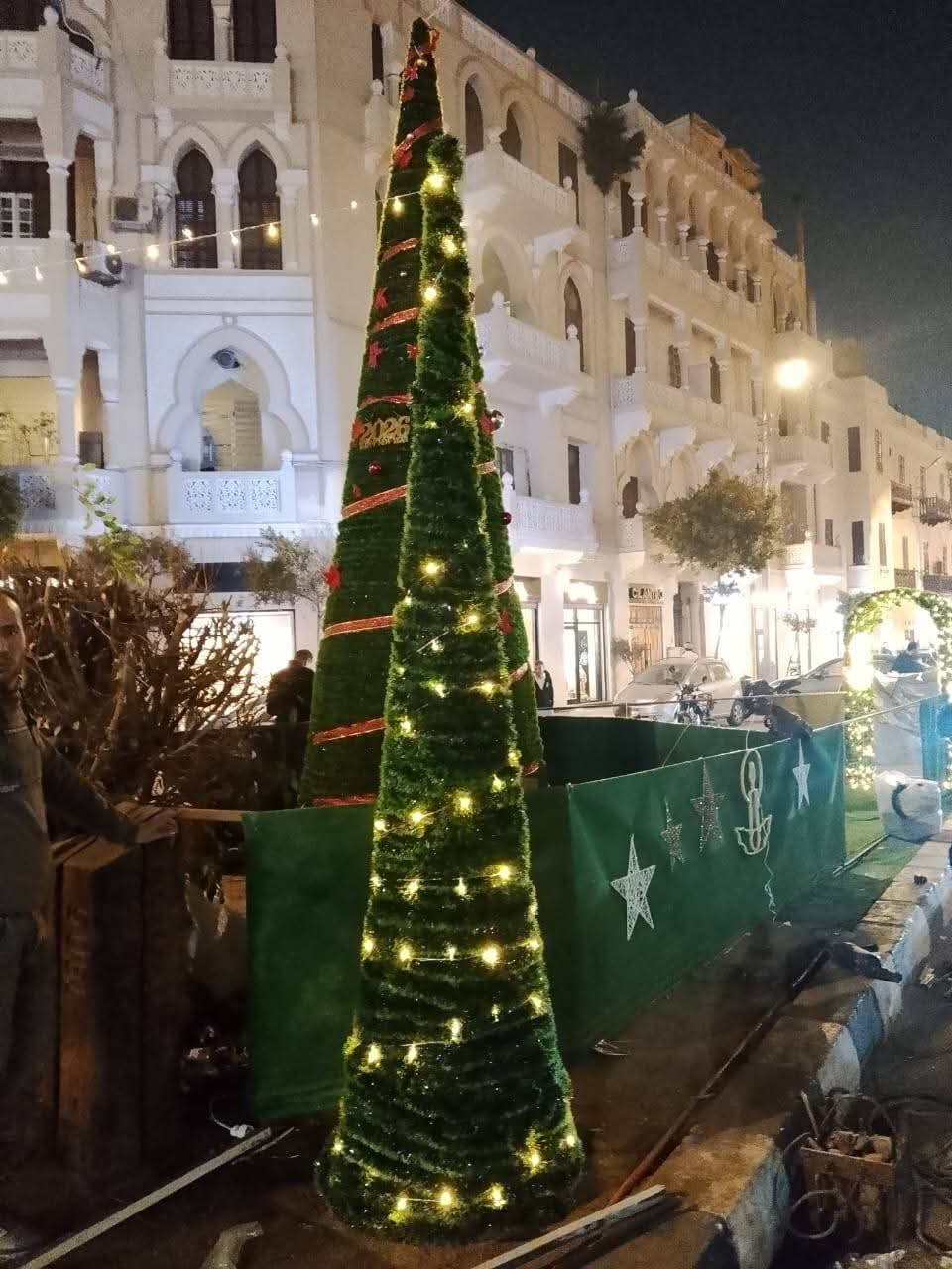 رئيس حى مصر الجديدة يتابع تزين شجرة الكريسماس بمنطقة الكوربه