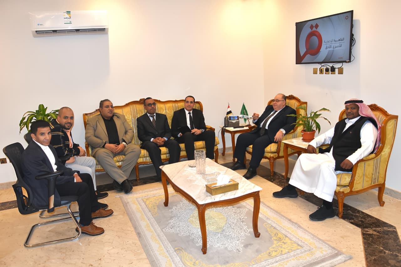 قبل افتتاحها .. القنصل المصري بالرياض يلتقي وفد أكاديمية النادي الأهلي المصري