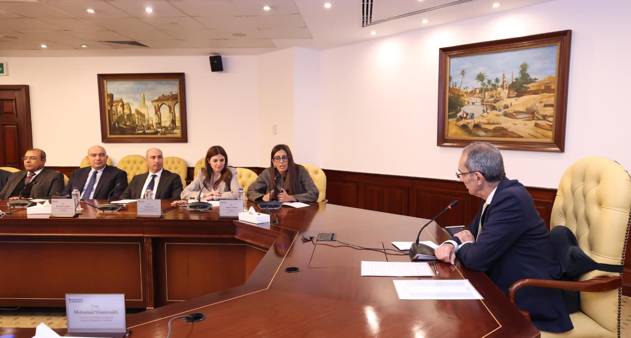 وزير الاتصالات يعقد مائدة مستديرة مع لجنة التحول الرقمى بغرفة التجارة الأمريكية بالقاهرة
