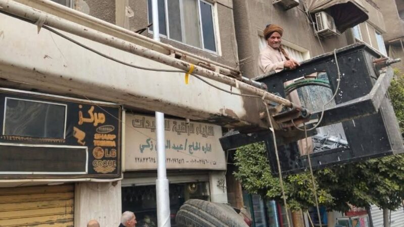 رئيس حى الأميرية  تتابع اعمال إنارة شارع المطرية العمومى