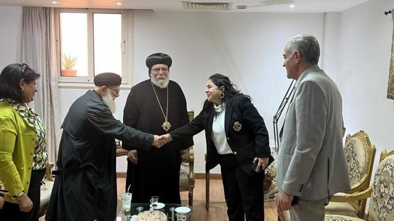 نائب محافظ القاهرة للمنطقة الشرقية تتقدم لعدد من الكنائس بنطاق المنطقة بالتهنئة بعيد الميلاد المجيد