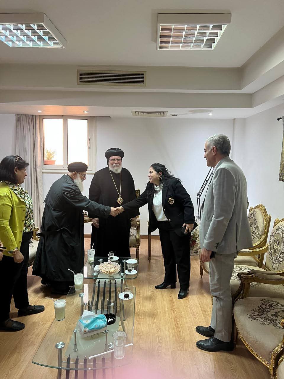 نائب محافظ القاهرة للمنطقة الشرقية تتقدم لعدد من الكنائس بنطاق المنطقة بالتهنئة بعيد الميلاد المجيد