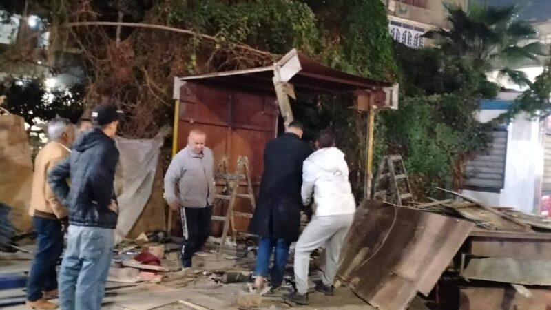 رئيس حى الأميرية تتابع ازالة  كشك مخالف بدون ترخيص