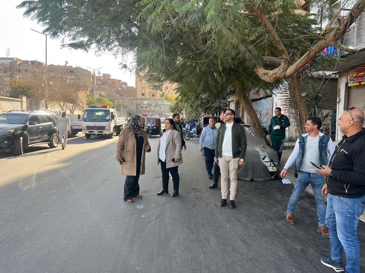نائب محافظ القاهرة للمنطقة الشرقية تتابع أعمال الرصف والتطوير لشارع العشرين عين شمس