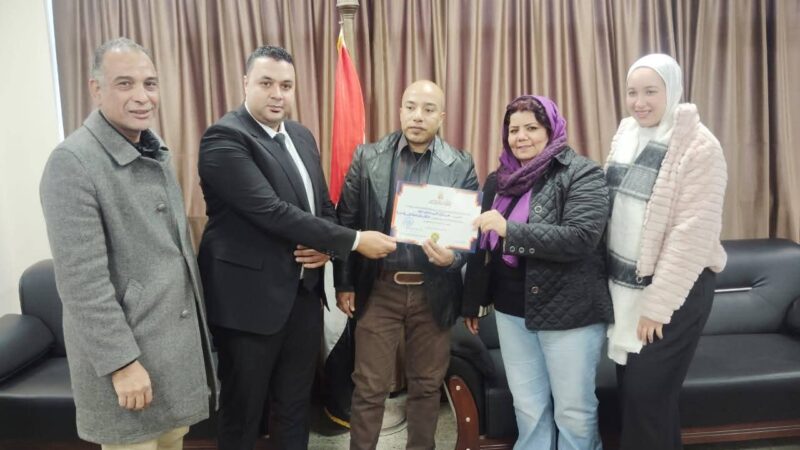 رئيس حى الأميرية تكرم الموظفين الحاصلين على الترقية الوظيفية بالحى