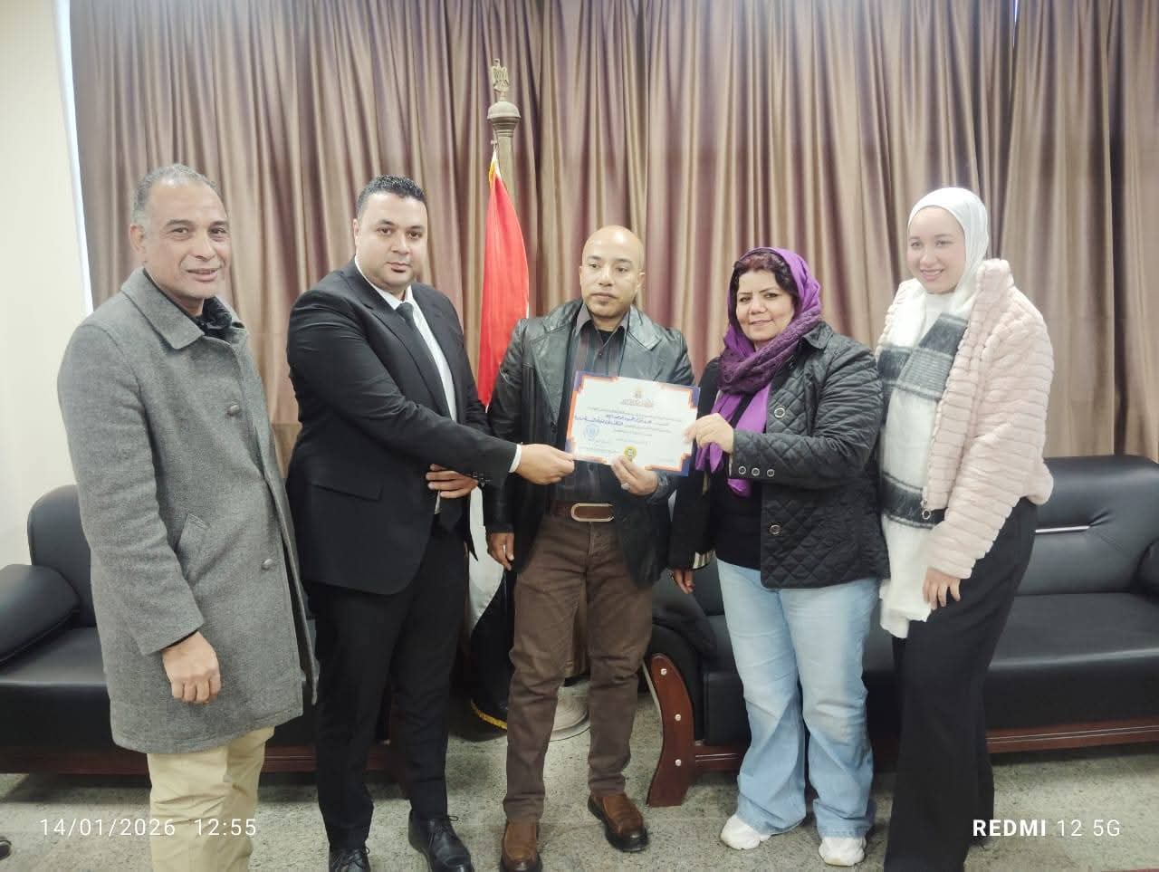 رئيس حى الأميرية تكرم الموظفين الحاصلين على الترقية الوظيفية بالحى