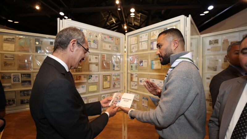 وزير الاتصالات يدشن طابع بريد تذكارى بمناسبة مرور 160 عامًا على إصدار أول طابع بريد مصرى