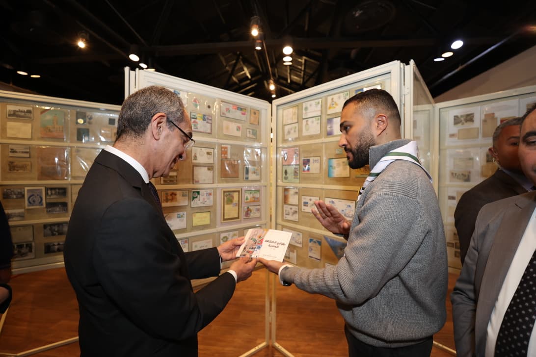 وزير الاتصالات يدشن طابع بريد تذكارى بمناسبة مرور 160 عامًا على إصدار أول طابع بريد مصرى