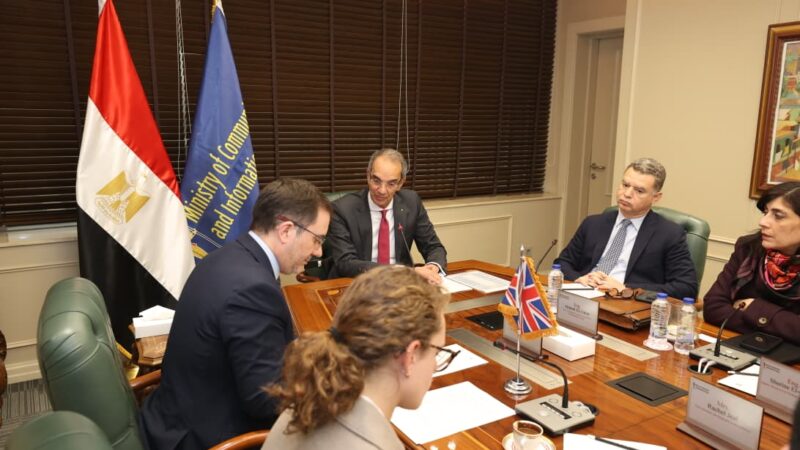 وزير الاتصالات يبحث مع سفير المملكة المتحدة بالقاهرة سبل تعزيز الاستثمارات فى مجالات التعهيد والتكنولوجيا فى مصر