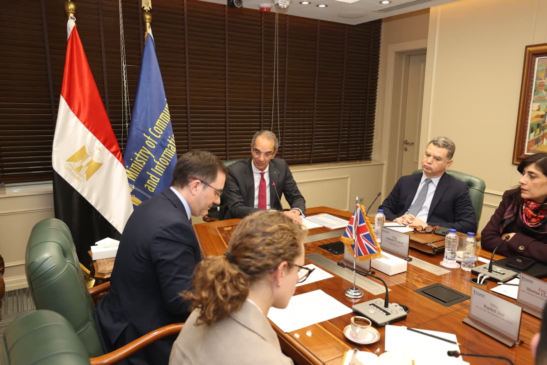 وزير الاتصالات يبحث مع سفير المملكة المتحدة بالقاهرة سبل تعزيز الاستثمارات فى مجالات التعهيد والتكنولوجيا فى مصر
