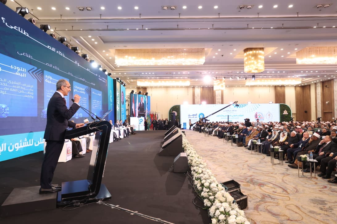 وزير الاتصالات:  الذكاء الاصطناعى تكنولوجيا فارقة قادرة على إحداث تغيير فى طرق العمل والتعلم