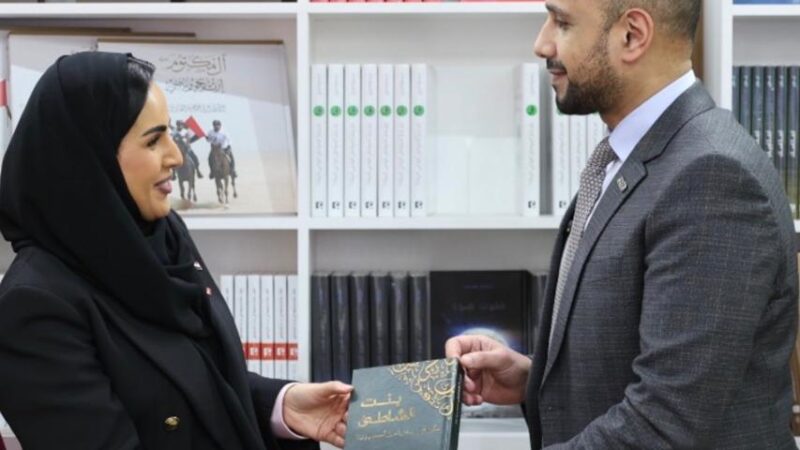 الدكتور محمد زيادة يُهدي كتابه (بنت الشاطئ.. قصص لن تُروى) إلى مكتبة محمد بن راشد