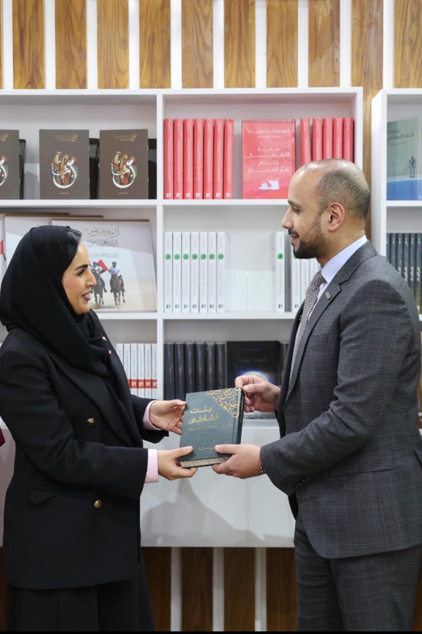 الدكتور محمد زيادة يُهدي كتابه (بنت الشاطئ.. قصص لن تُروى) إلى مكتبة محمد بن راشد