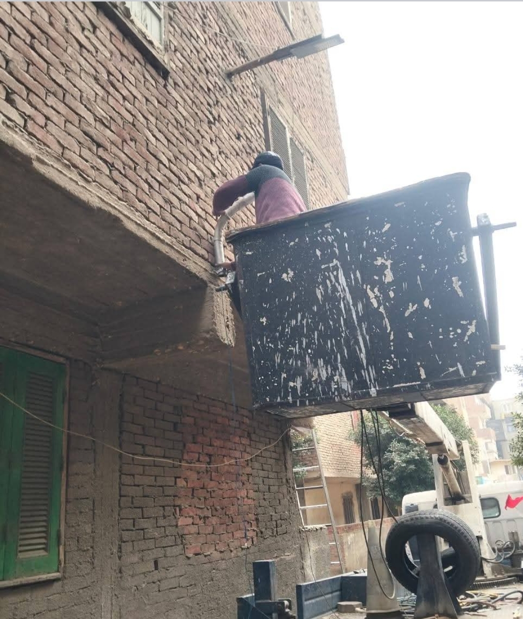 رئيس حى الأميرية تتابع الإنارة ضمن خطة الحى