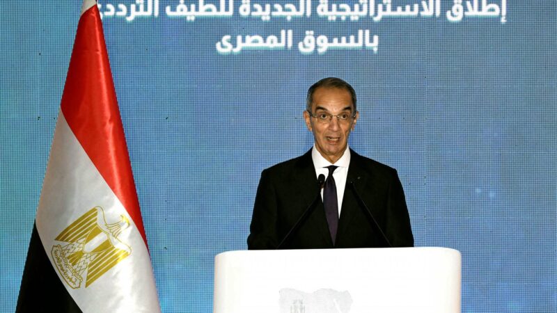 توقيع أكبر صفقة ترددات شهدها قطاع الاتصالات المحمولة فى مصر منذ نشأته  بإتاحة 410 ميجاهرتز جديدة لشركات المحمول بقيمة 3.5 مليار دولار