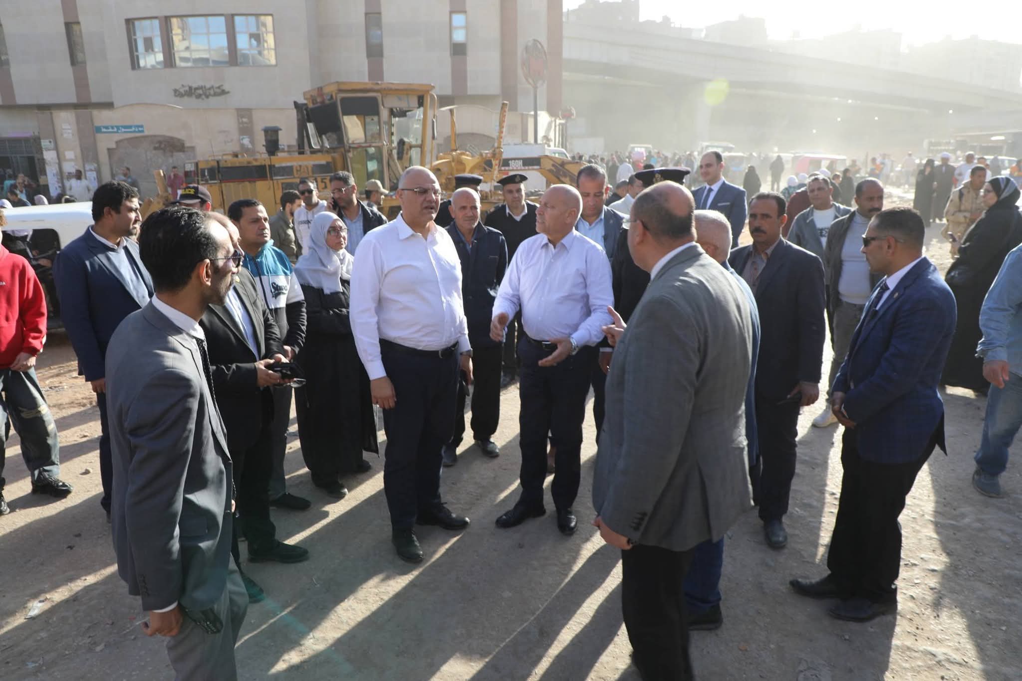 محافظا القاهرة والقليوبية يقودان حملة مكبرة لرفع الإشغالات ودراسة تنظيم المواقف بالمنطقة الحدودية بين المحافظتين