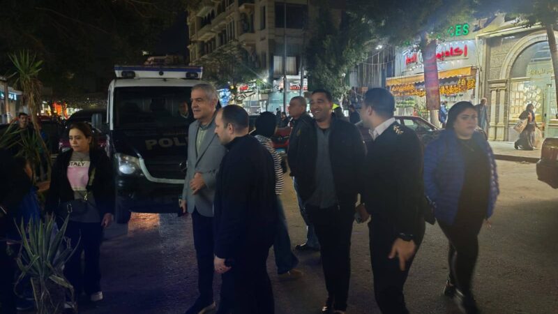 نائب محافظ القاهرة للمنطقة الشرقية يؤكد استمرار حملات رفع اشغالات وغلق المحال المخالفة بحى مصر الجديدة