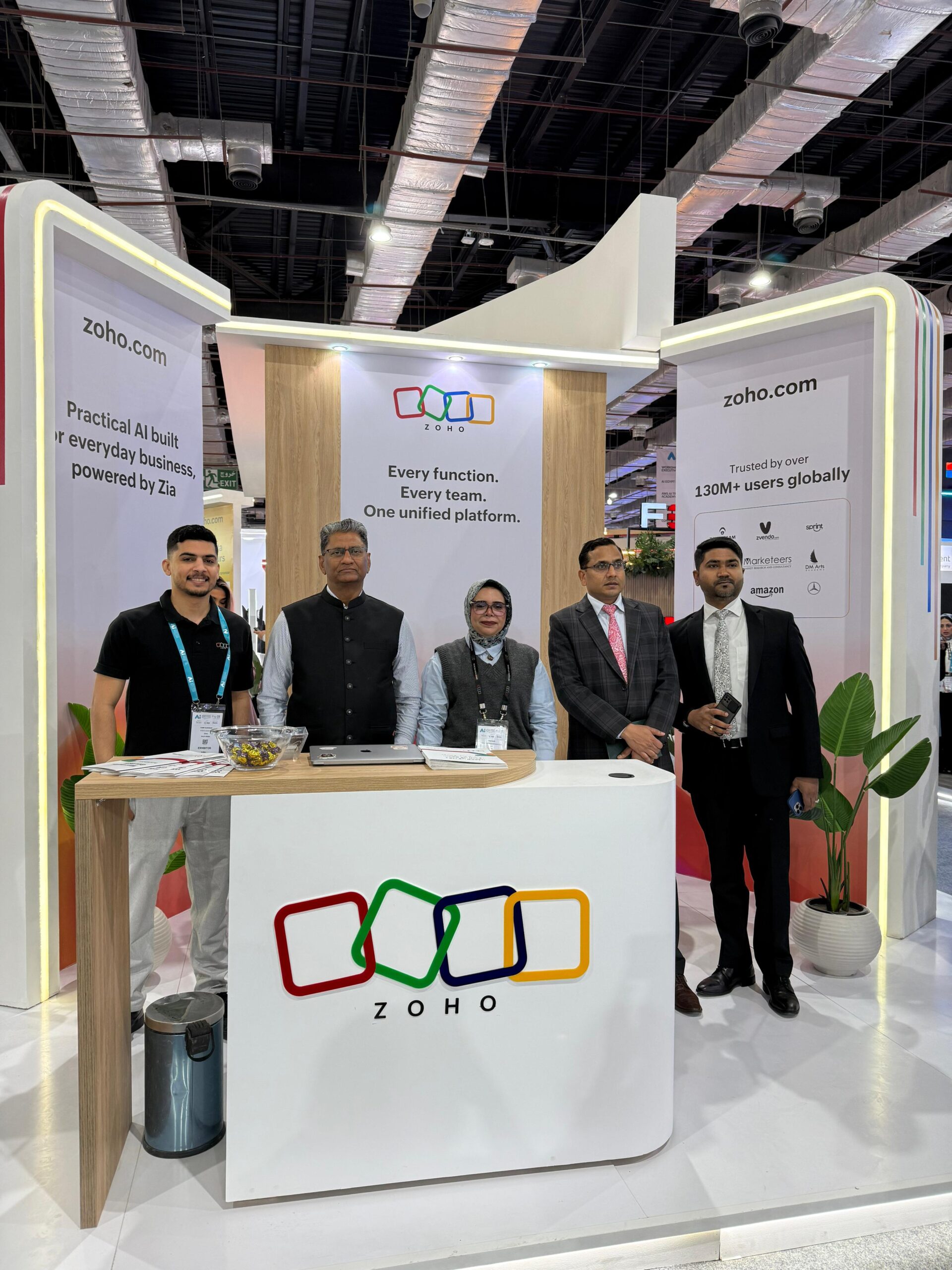 زوهو تستقبل سفير الهند في جناحها بمعرض “AI Everything”