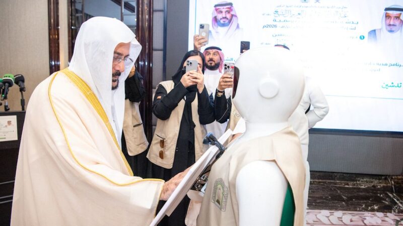 وزير الشؤون الإسلامية يدشن برامج خادم الحرمين الشريفين لتوزيع المصاحف والتمور وتفطير الصائمين