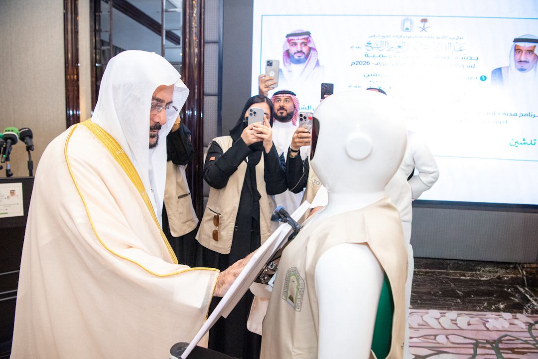 وزير الشؤون الإسلامية يدشن برامج خادم الحرمين الشريفين لتوزيع المصاحف والتمور وتفطير الصائمين