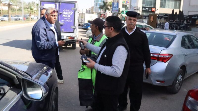 حملة مكبرة لإعادة الانضباط بشوارع الشيخ زايد.. والتحفظ على 20 سايس مخالف