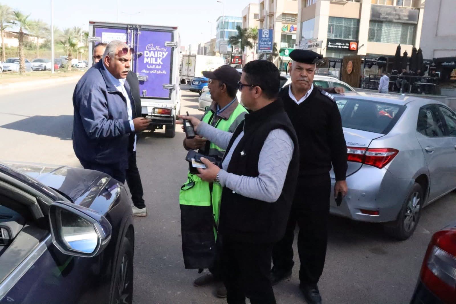 حملة مكبرة لإعادة الانضباط بشوارع الشيخ زايد.. والتحفظ على 20 سايس مخالف