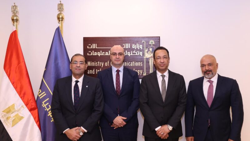 وزير الاتصالات يشهد توقيع عدد من الاتفاقيات التجارية بين الشركة المصرية للاتصالات وشركة إي آند مصر والجهاز القومي لتنظيم الاتصالات