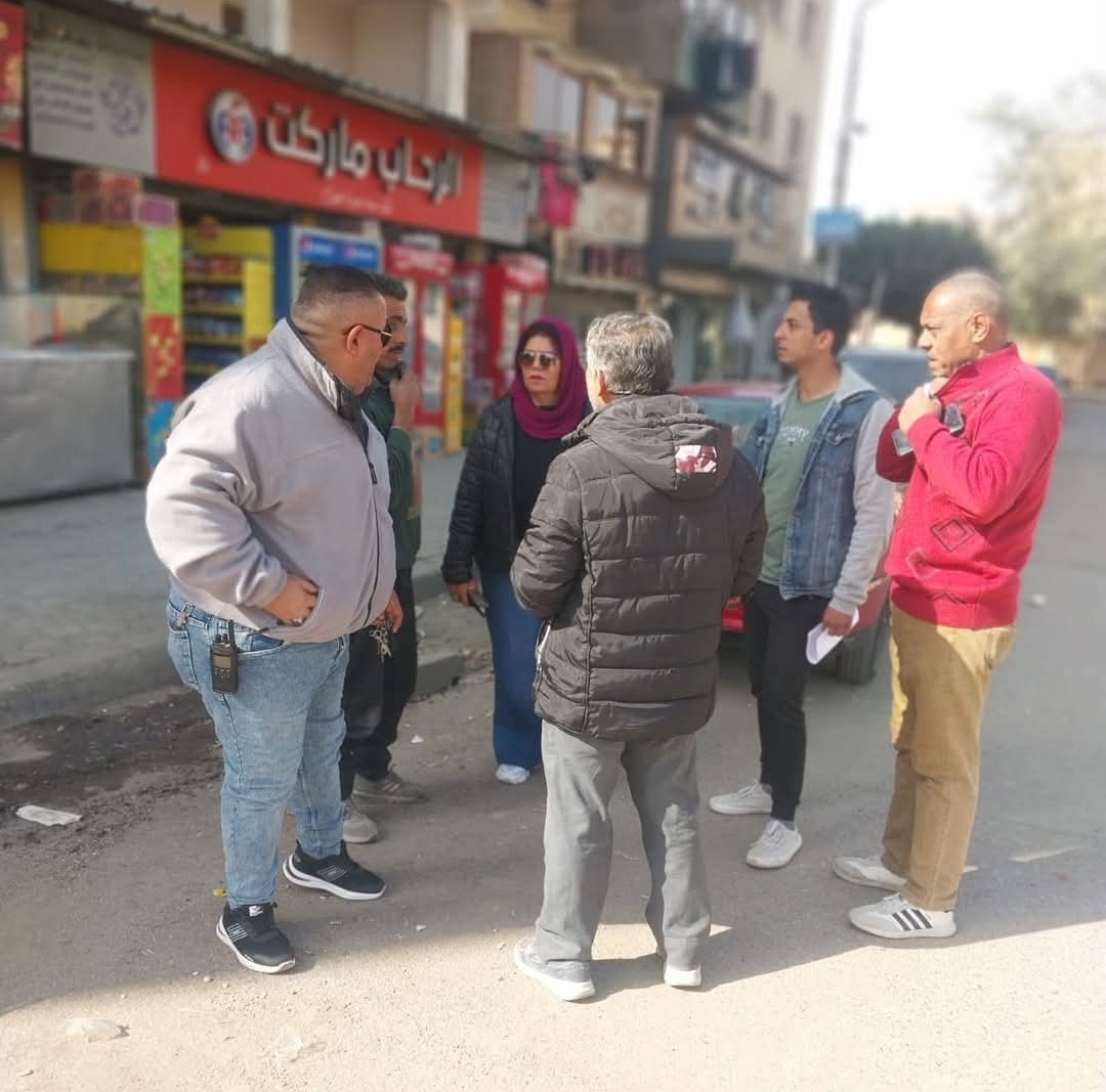 رئيس حى الأميرية   تتابع اعمال التطوير بميدان الاميريه  وسماع شكواى المواطنين