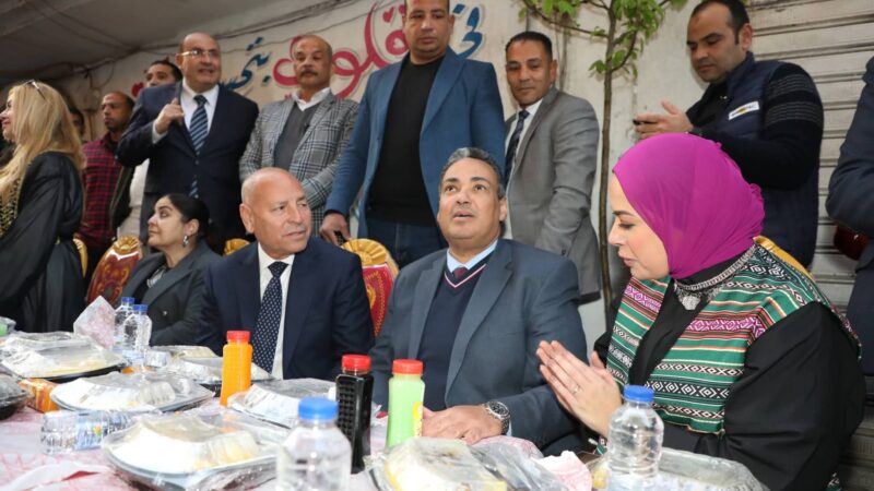 محافظ القاهرة يشارك في أكبر حفل إفطار جماعى شعبي في مصر بالمطرية