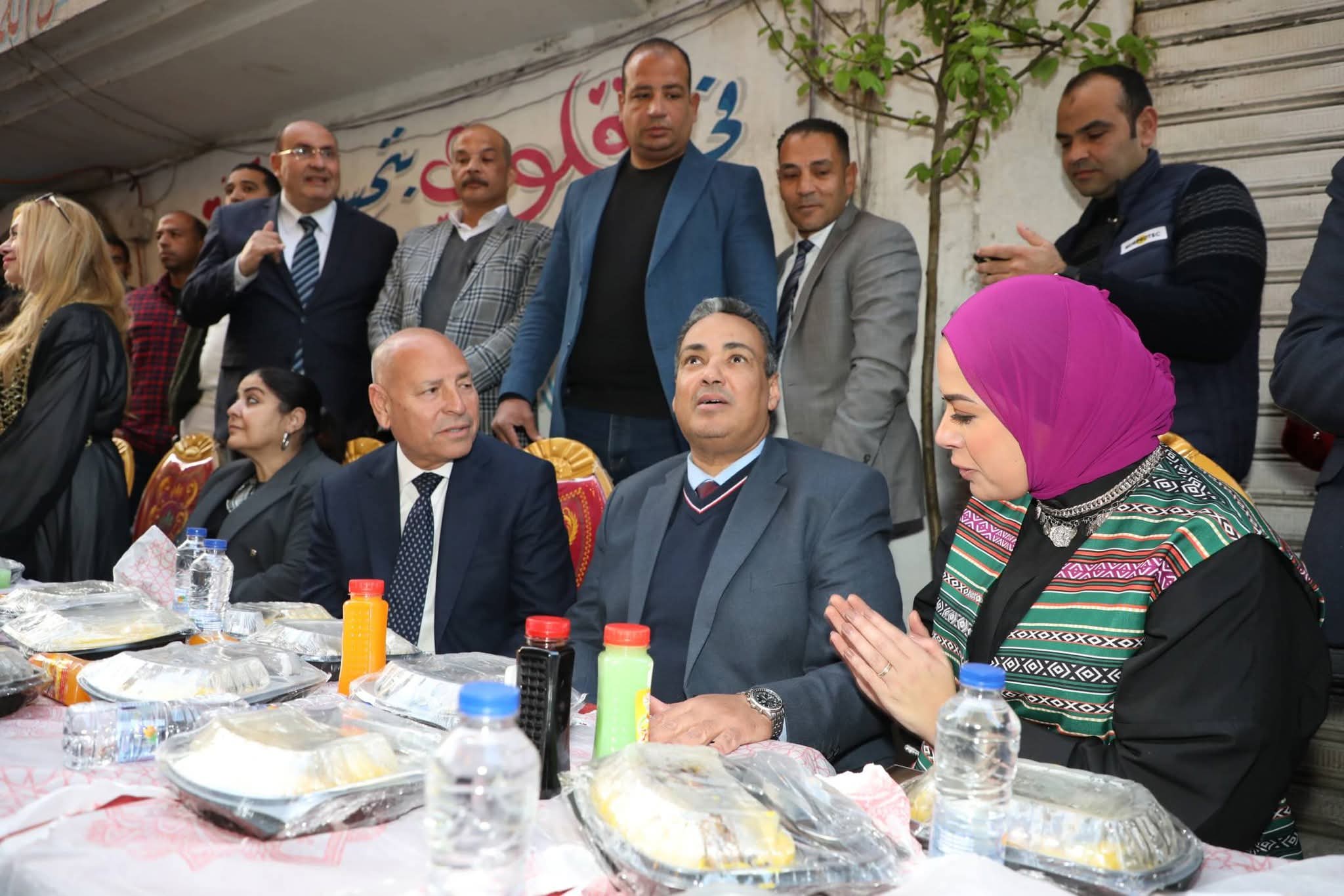 محافظ القاهرة يشارك في أكبر حفل إفطار جماعى شعبي في مصر بالمطرية