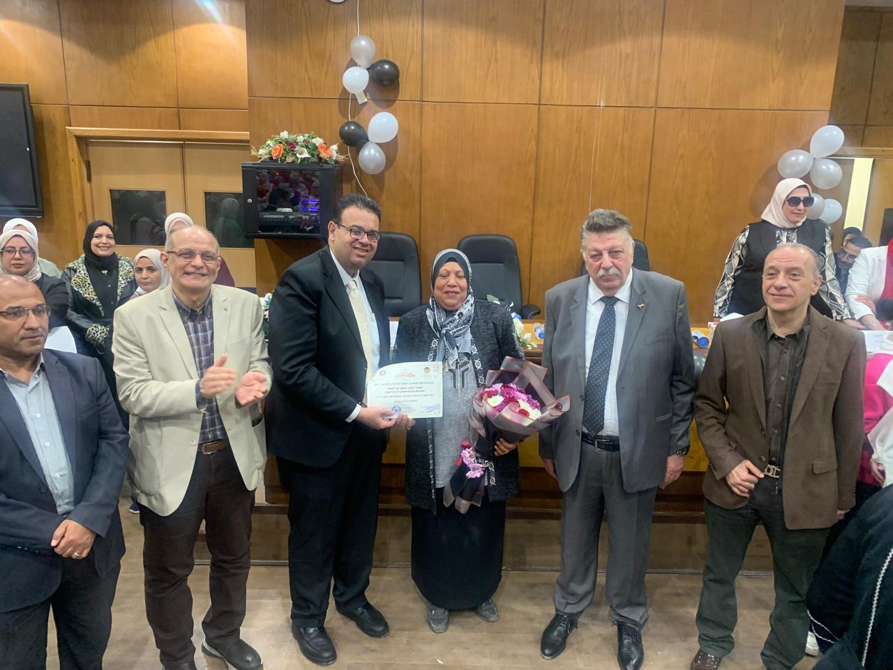 عميد طب طنطا يكرم الأمهات المثاليات العاملات بمستشفيات كلية الطب