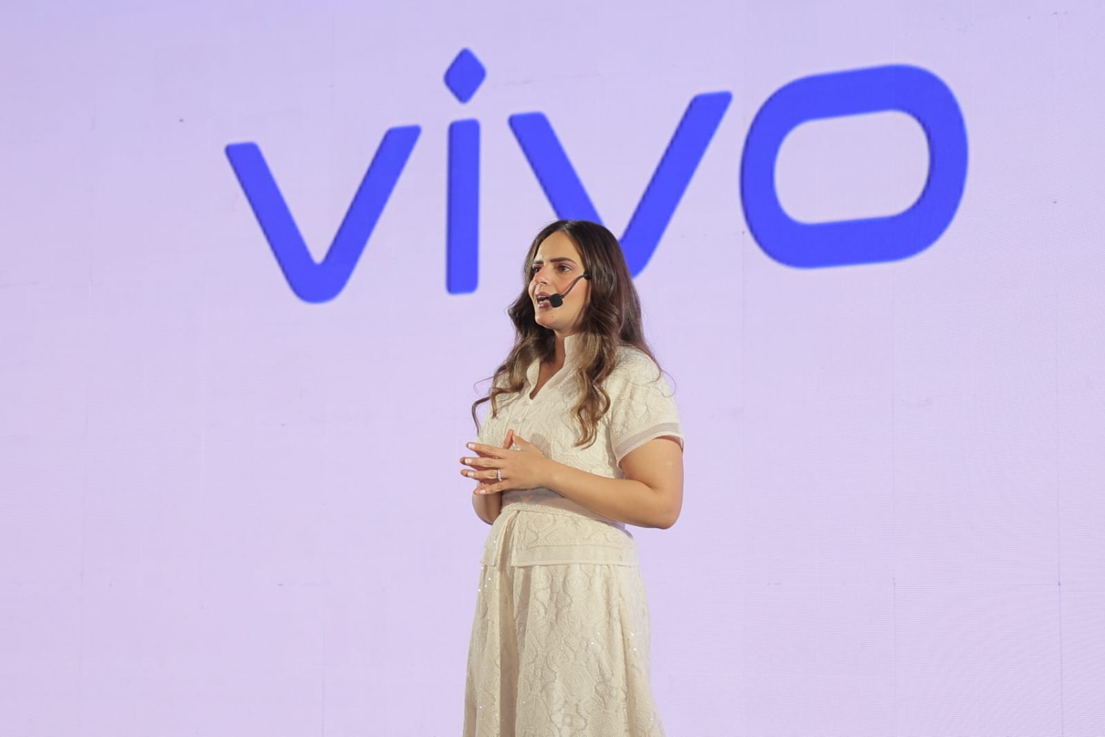 vivo تطلق هاتف V70 FE في مصر بالتعاون مع محمد حماقي في فيديو كليب حصري