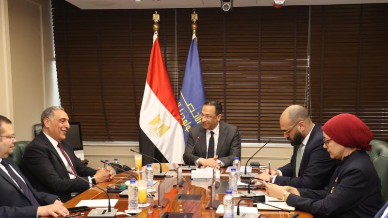 وزير الاتصالات   يناقش مع المدير الإقليمي لشركة Oracle مصر خطط الشركة لتعزيز التعاون في مجال التحول الرقمي في مصر